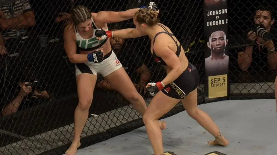 Ronda Rousey defiende su títuto tras noquear a Bethe Correia