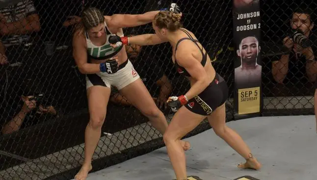 Ronda Rousey defiende su títuto tras noquear a Bethe Correia