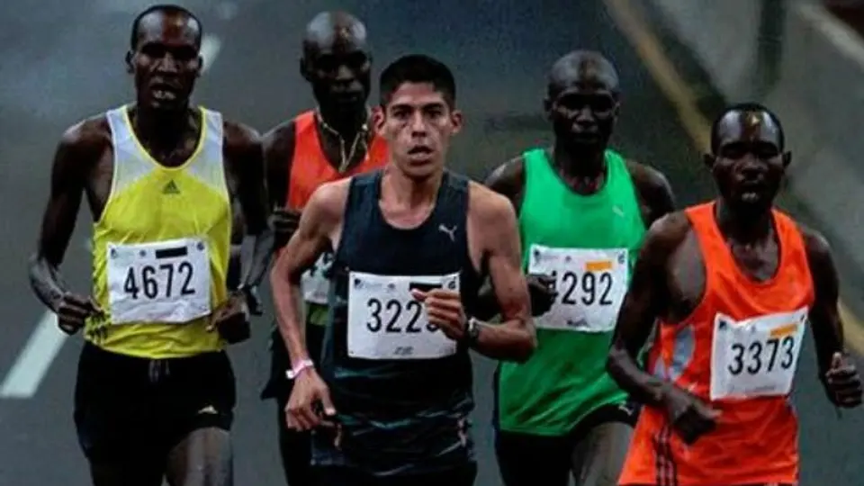 Mexicano gana el Medio Maratón Día del Padre
