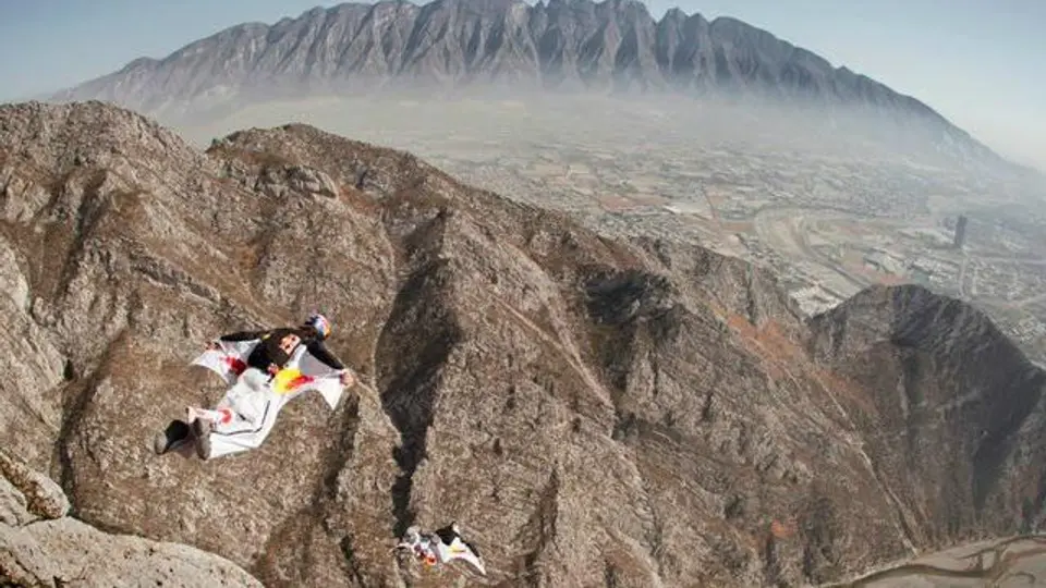 Red Bull revive wingsuit de Devore y Swansons en Monterrey