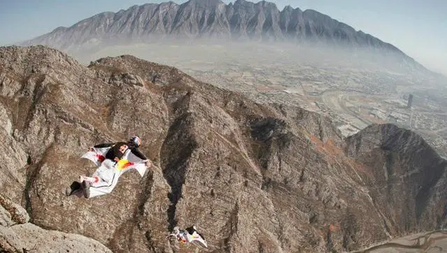 Red Bull revive wingsuit de Devore y Swansons en Monterrey