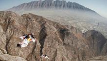 Red Bull revive wingsuit de Devore y Swansons en Monterrey