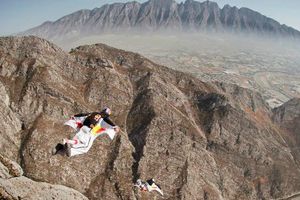 Red Bull revive wingsuit de Devore y Swansons en Monterrey