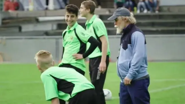 Shaqiri sorprende a niños tras disfrazarse de anciano