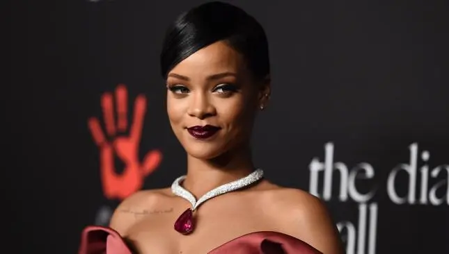 Rihanna desata conflicto por ser tocaya del compañero de Batman