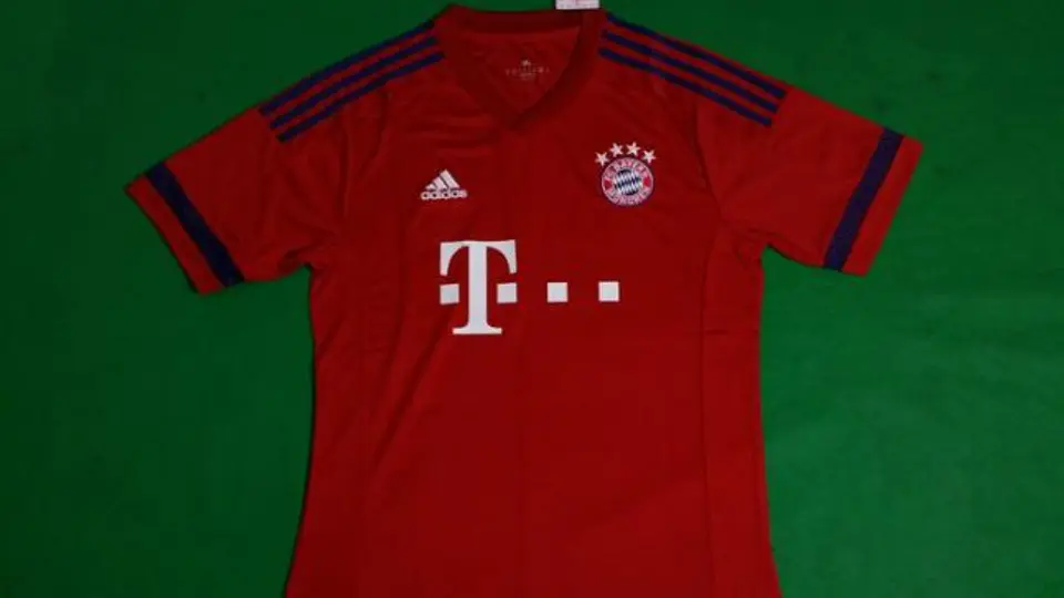 Jueza 'condena' a aficionados a comprar jersey del acérrimo rival