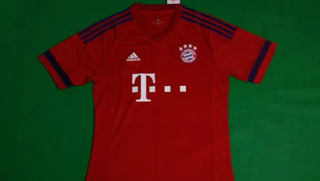 Jueza 'condena' a aficionados a comprar jersey del acérrimo rival