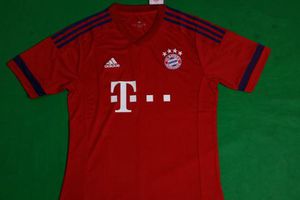 Jueza 'condena' a aficionados a comprar jersey del acérrimo rival