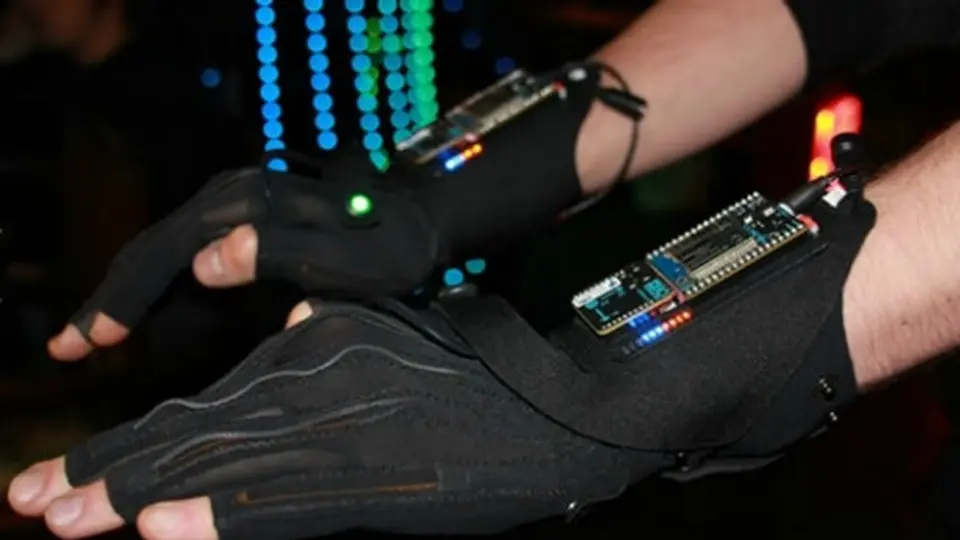 Conoce los guantes Mi.Mu, la nueva forma de hacer música