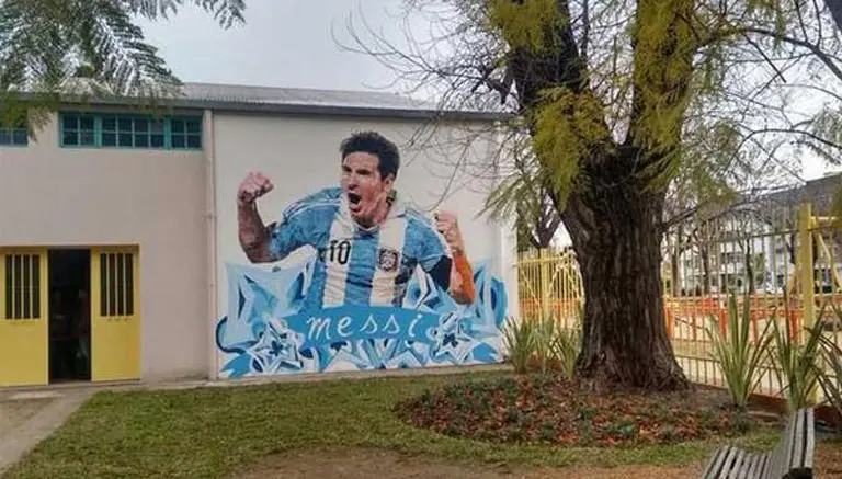 Primaria de Messi le dedica un mural