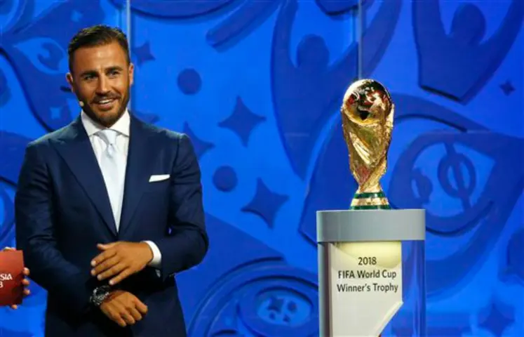 Fabio Cannavaro posando con el trofeo de la FIFA