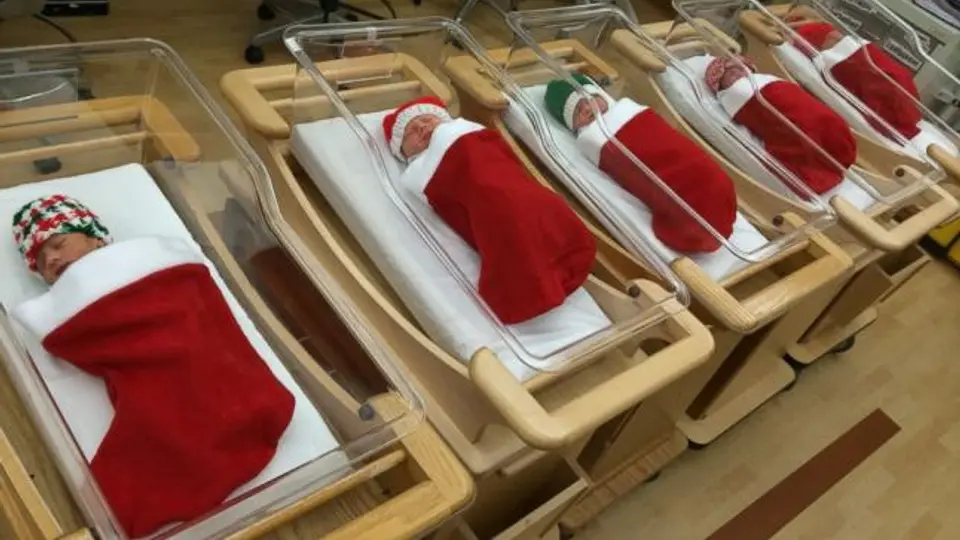 Hospital entrega recién nacidos en botas navideñas'