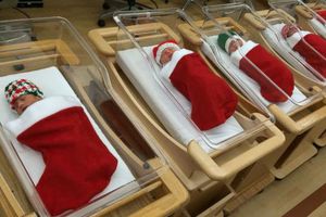 Hospital entrega recién nacidos en botas navideñas'