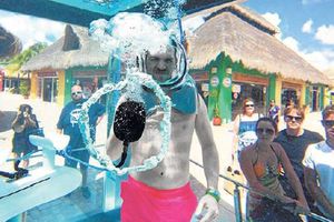 México presume el primer bar bajo el agua en el mundo