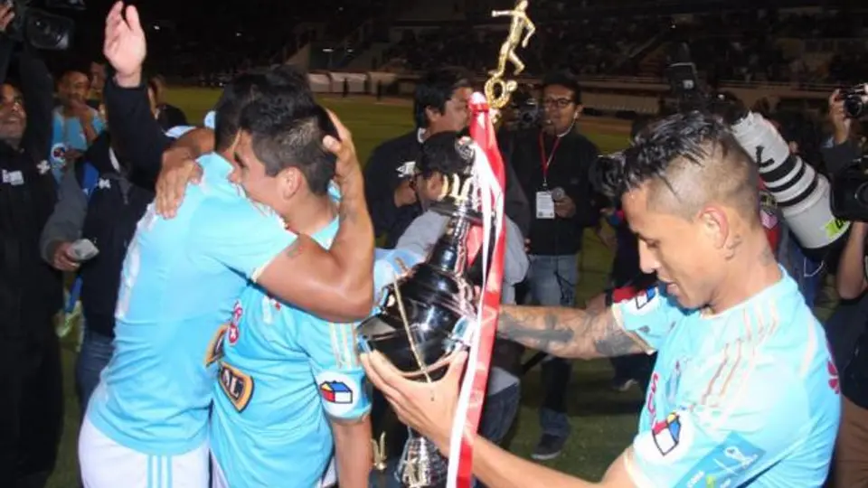Jugadores del Sporting Cristal rompen el título en festejo