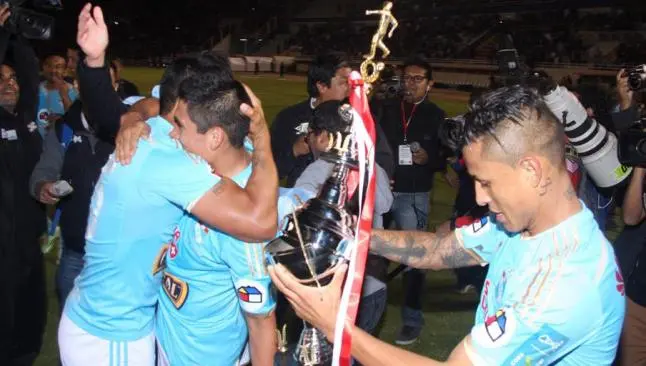 Jugadores del Sporting Cristal rompen el título en festejo