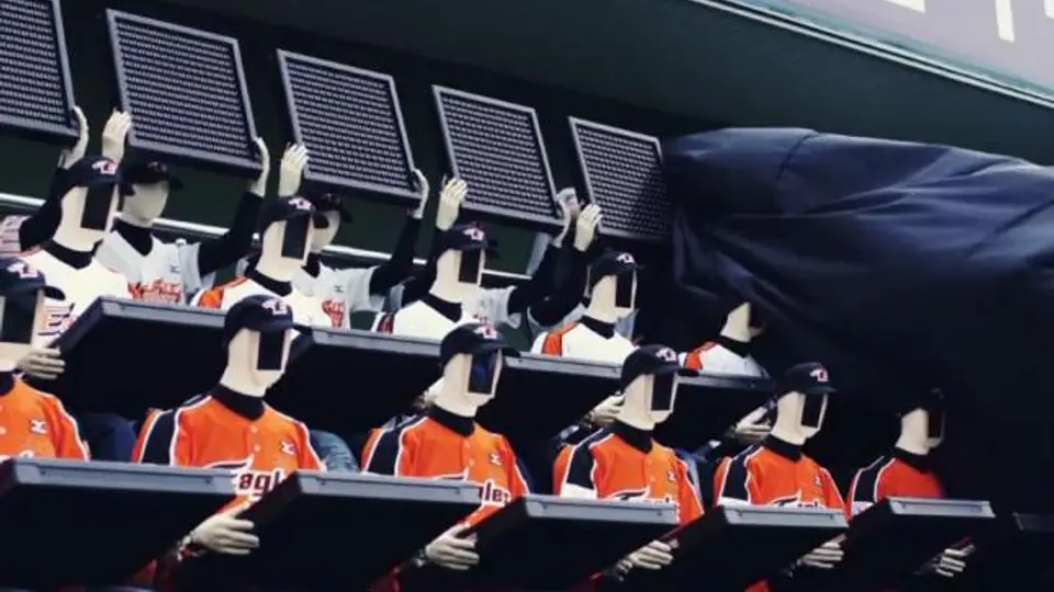 Robots ya celebran en estadios por fans ausentes