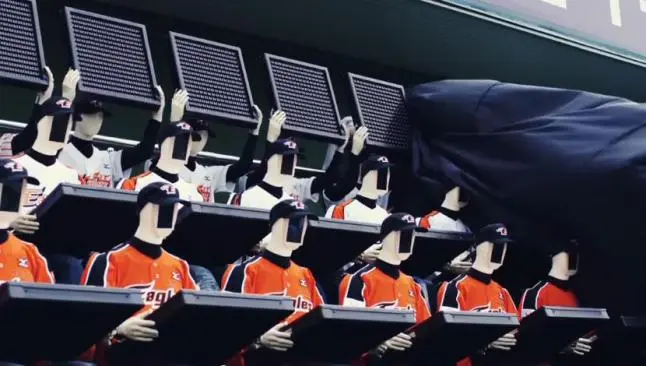 Robots ya celebran en estadios por fans ausentes