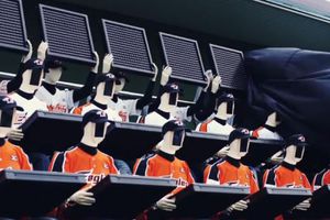 Robots ya celebran en estadios por fans ausentes