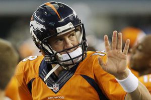 Peyton Manning, multado por insultar a safety de Texanos