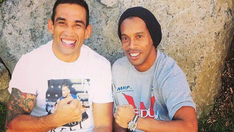 Ronaldinho muestra su apoyo a Werdum para el UFC 188
