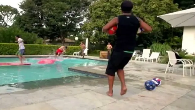 Ronaldinho se divierte dando balonazos a sus amigos