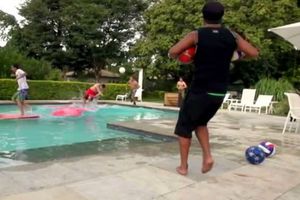 Ronaldinho se divierte dando balonazos a sus amigos