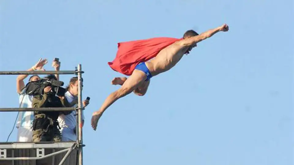 'Superman' checo se avienta clavado desde 27 metros
