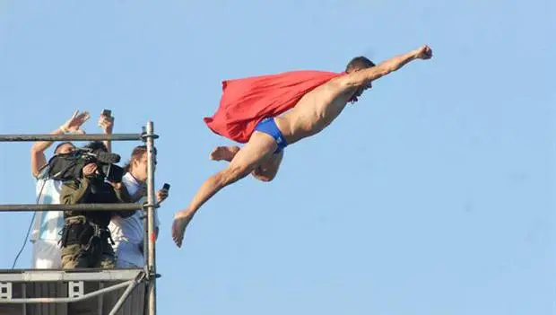 'Superman' checo se avienta clavado desde 27 metros