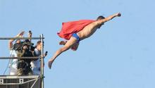 'Superman' checo se avienta clavado desde 27 metros