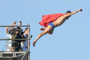 'Superman' checo se avienta clavado desde 27 metros