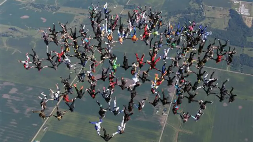 Paracaidistas rompen récord mundial de skydiving en EU
