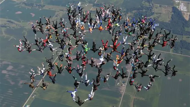 Paracaidistas rompen récord mundial de skydiving en EU