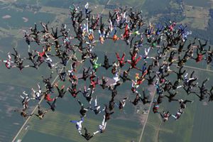 Paracaidistas rompen récord mundial de skydiving en EU