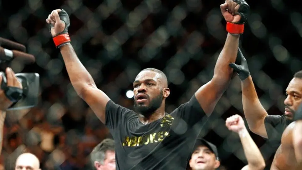 Policía busca a campeón de UFC por accidente de auto