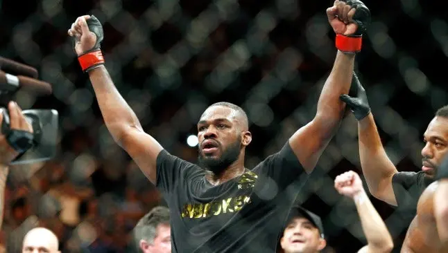 Policía busca a campeón de UFC por accidente de auto