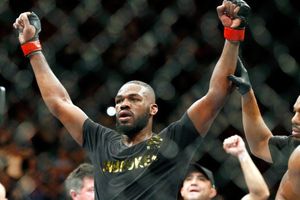 Policía busca a campeón de UFC por accidente de auto