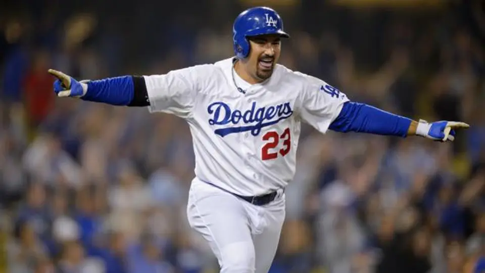 Adrián González gana su cuarto Guante de Oro