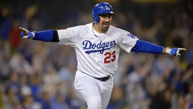 Adrián González gana su cuarto Guante de Oro