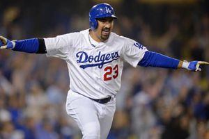 Adrián González gana su cuarto Guante de Oro