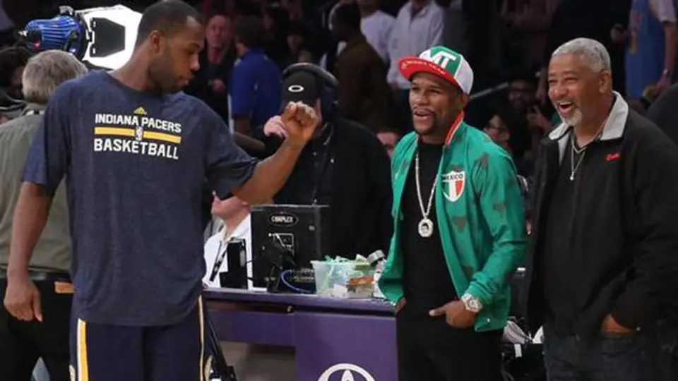 Mayweather aparece con playera de México en juego de Lakers