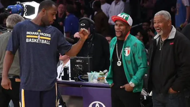 Mayweather aparece con playera de México en juego de Lakers