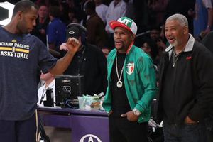 Mayweather aparece con playera de México en juego de Lakers