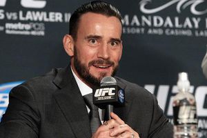 CM Punk podría enfrentar a ex Power Ranger en UFC