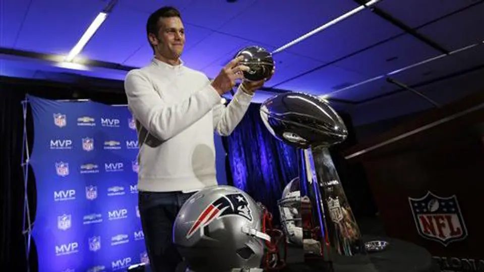 Tom Brady recibe trofeo del MVP del Super Bowl