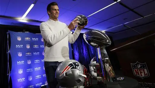Tom Brady recibe trofeo del MVP del Super Bowl