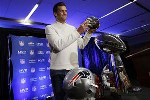 Tom Brady recibe trofeo del MVP del Super Bowl
