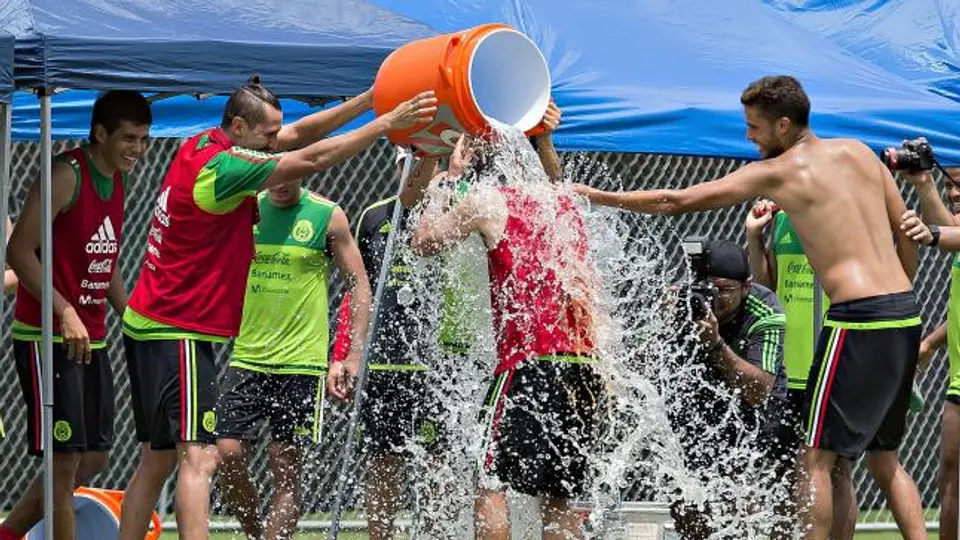 Jugadores del Tri festejan cumpleaños de Santiago Baños