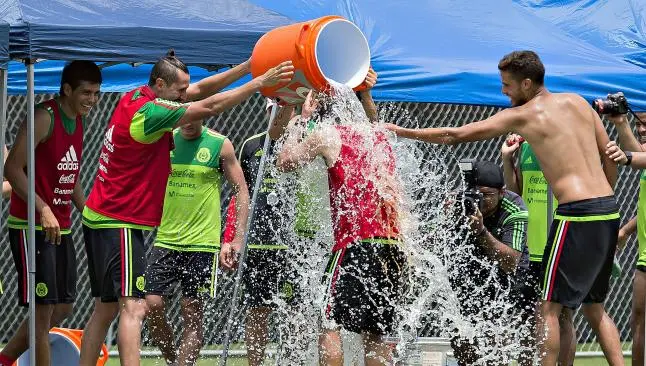 Jugadores del Tri festejan cumpleaños de Santiago Baños