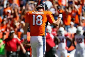Manning llega a 500 pases de TD y se acerca a Favre
